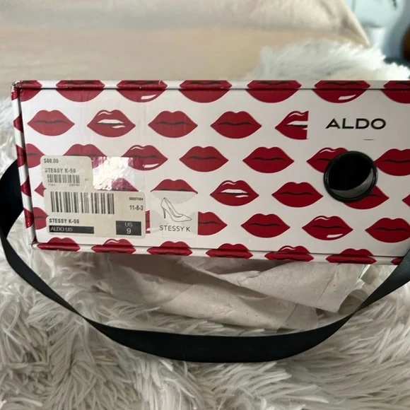 Aldo Red Lips Patterned Heels size 9, run 8.5 - Picture 6 of 7